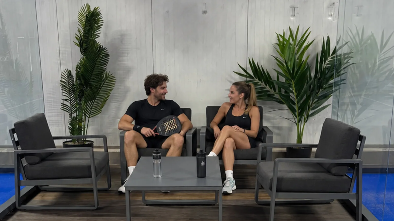 Loungebereich der PDLX-Halle mit Sitzgruppe am Court (Visualisierung: Personen KI-ergänzt)