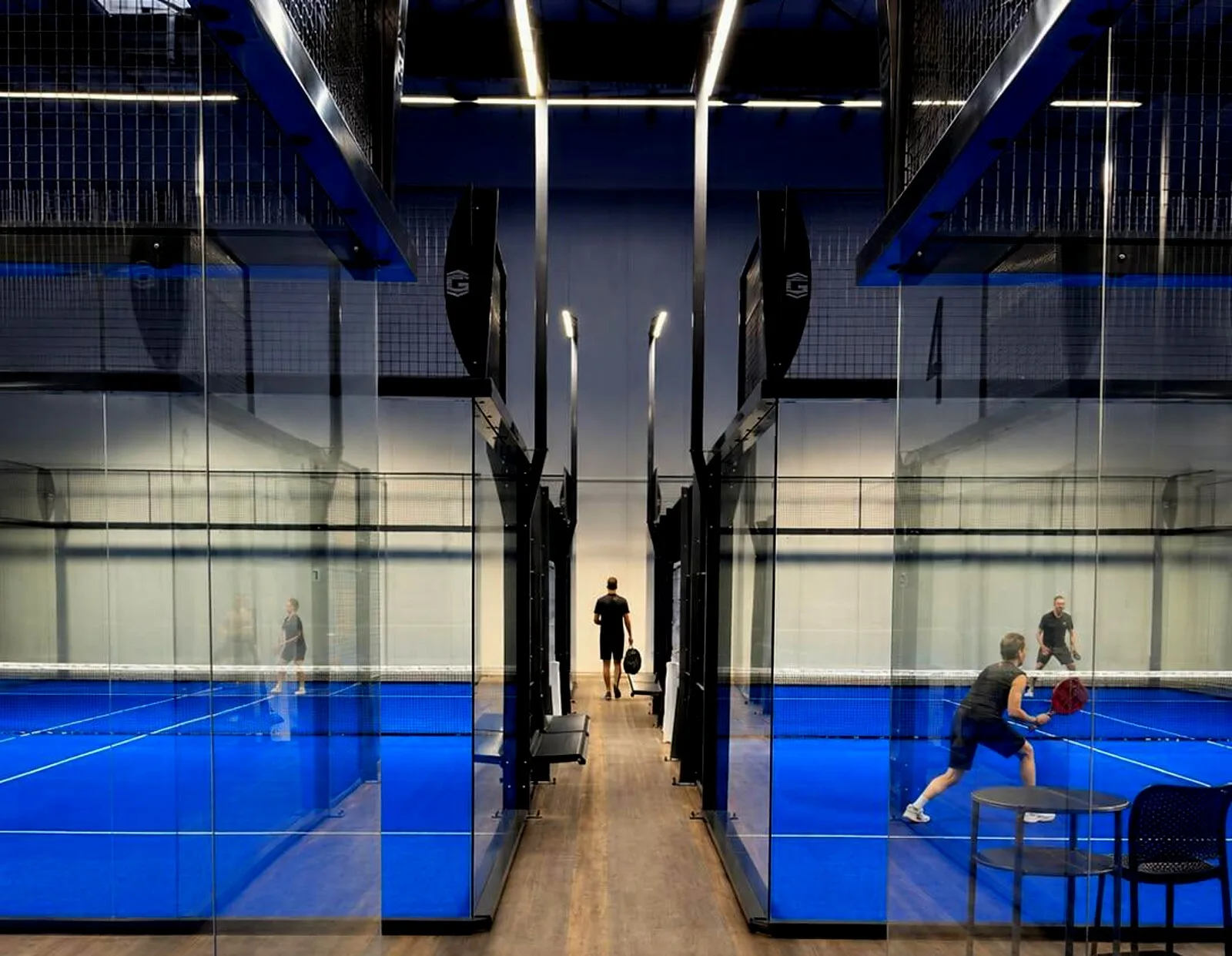 Mittelgang zwischen den Panoramacourts der PDLX-Halle